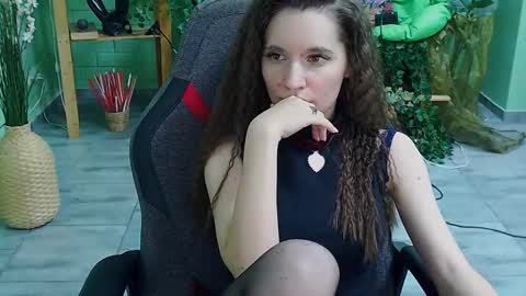 zianichols online show from March 3, 10:42 pm