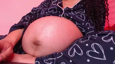 Snapshot of zoe_caroline chatting on February 9, 2:59 am Hola soy Zoe 3 online show from February 9, 2:59 am