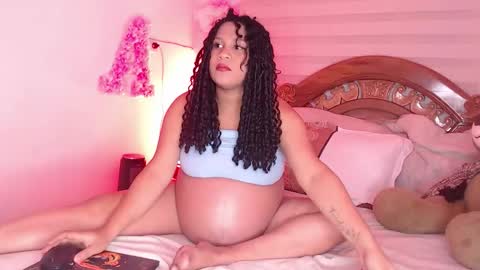 Snapshot of zoe_caroline chatting on February 20, 2:41 am Hola soy Zoe 3 online show from February 20, 2:41 am