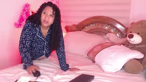 Snapshot of zoe_caroline chatting on February 20, 6:19 am Hola soy Zoe 3 online show from February 20, 6:19 am