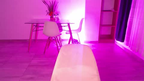 Snapshot of zoe_caroline chatting on April 30, 2:40 am Hola soy Zoe 3 online show from April 30, 2:40 am