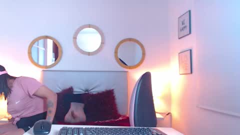 Snapshot of zoe_hecate chatting on February 4, 11:05 am zoe_hecate online show from February 4, 11:05 am