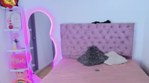 Snapshot of zoe_kravitx_ chatting on February 11, 3:22 am zoe_kravitx_ online show from February 11, 3:22 am