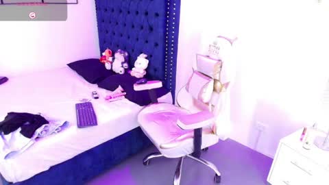 zoe  online show from May 16, 7:45 pm