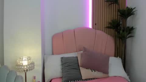 zoe_quinn7 online show from December 18, 7:53 pm