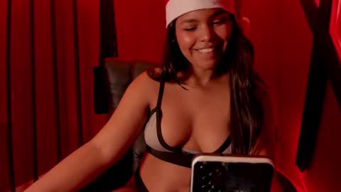 Snapshot of zoe_roux210949 chatting on December 22, 11:41 pm Zoe online show from December 22, 11:41 pm
