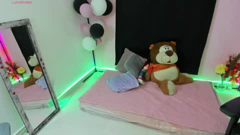 zoe_sullivan_ online show from December 6, 9:21 am