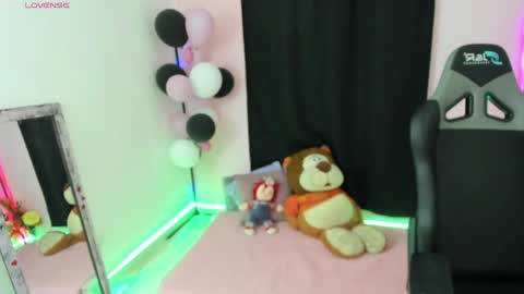 zoe_sullivan_ online show from December 9, 9:49 am