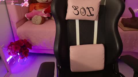 zoe_sullivan_ online show from May 28, 9:06 am