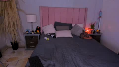 Snapshot of zoemiller32 chatting on October 27, 1:59 pm CuteZoe online show from October 27, 1:59 pm