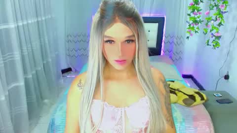 Snapshot of zoeschmmit chatting on June 5, 11:43 pm zoeschmmit online show from June 5, 11:43 pm