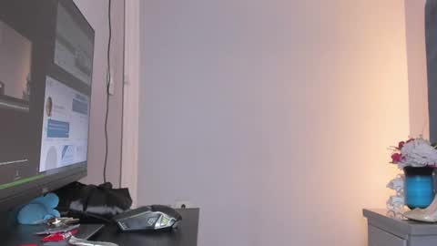 Snapshot of zoesmiitt chatting on June 27, 12:10 pm zoesmiitt online show from June 27, 12:10 pm