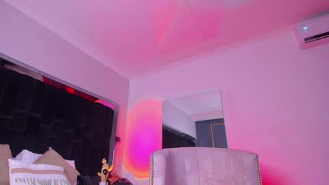 zoevidal_ online show from February 16, 3:16 pm