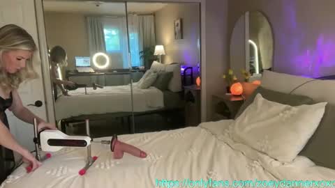 Zoeydanner online show from October 22, 11:15 pm