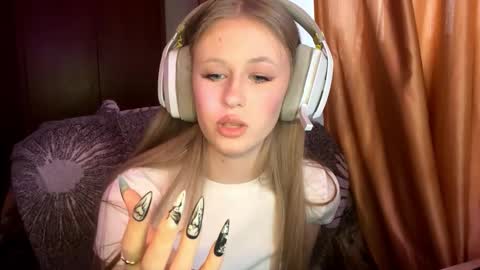 Snapshot of zofiahoetger chatting on February 21, 8:37 am Lisa online show from February 21, 8:37 am