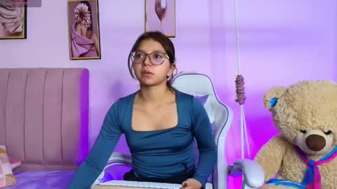 Snapshot of zoow_bluussh chatting on February 17, 12:12 pm Zoe online show from February 17, 12:12 pm