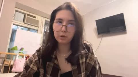 Snapshot of zoraidamorini chatting on November 13, 10:36 am Hello My name is Lia im new model here and welcome to little world online show from November 13, 10:36 am