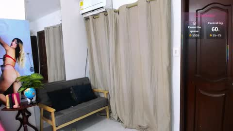 zou_quira online show from February 7, 12:25 am