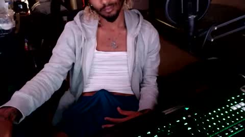 Snapshot of zylr chatting on October 24, 6:21 am mixedtwinklol online show from October 24, 6:21 am