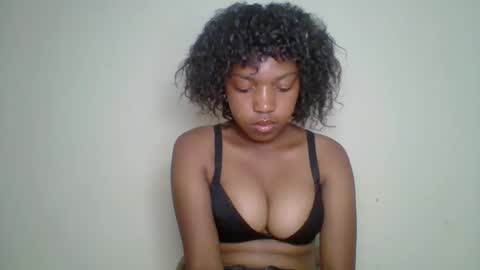zyraelle_01 online show from May 2, 6:24 pm