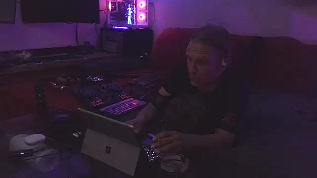 Snapshot of davidgntxxxxx chatting on April 30, 5:52 pm davidgntxxxxx online show from April 30, 5:52 pm