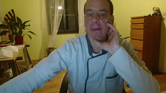 Snapshot of cloupefun chatting on December 5, 4:31 am cloupefun online show from December 5, 4:31 am
