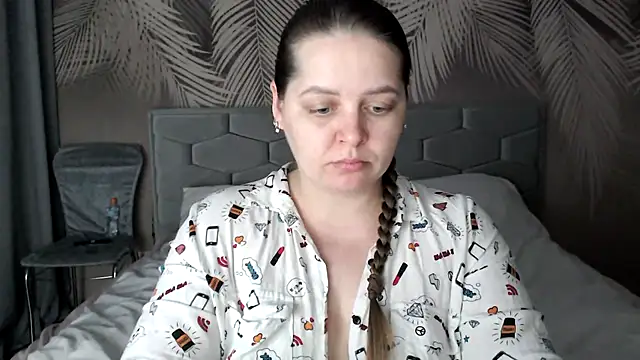 uliastar online show from February 12, 1:06 pm