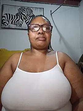 Snapshot of YELLOW_BONE chatting on June 2, 8:33 pm YELLOW BONE online show from June 2, 8:33 pm