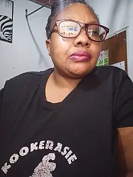 Snapshot of YELLOW_BONE chatting on June 4, 9:10 pm YELLOW BONE online show from June 4, 9:10 pm