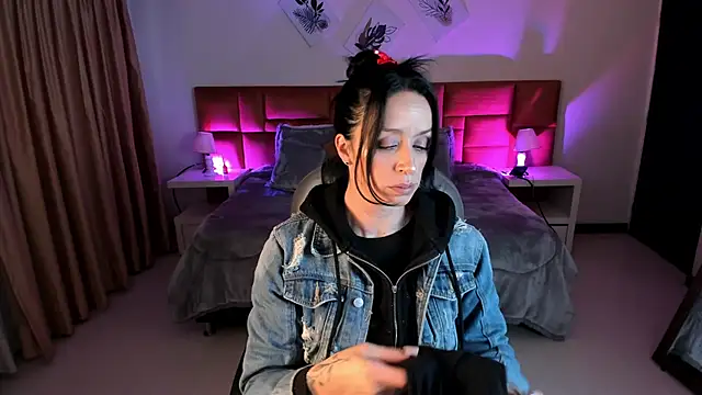 Kristen Garner online show from November 15, 8:38 pm