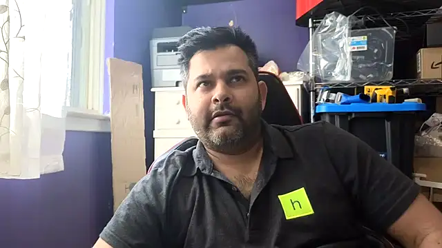 Snapshot of Sakhtlaundaz chatting on May 4, 12:45 pm Sakhtlaundaz online show from May 4, 12:45 pm