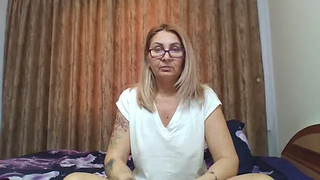 Snapshot of PussyEvely chatting on January 9, 1:24 pm PussyEvely online show from January 9, 1:24 pm