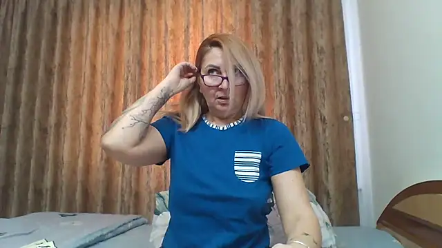 Snapshot of PussyEvely chatting on February 12, 12:12 pm PussyEvely online show from February 12, 12:12 pm