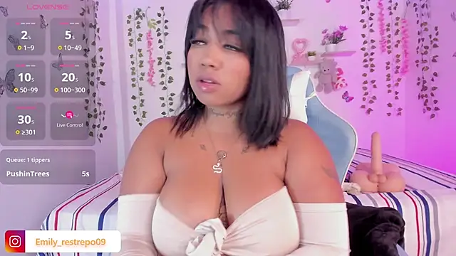 Snapshot of Emily_restrepo chatting on January 25, 12:16 pm Emily restrepo online show from January 25, 12:16 pm