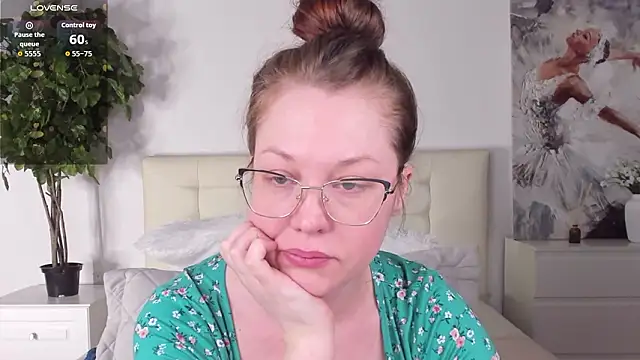 Snapshot of CutieGinger chatting on February 6, 5:12 am CutieGinger online show from February 6, 5:12 am