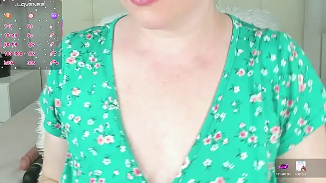 Snapshot of CutieGinger chatting on April 23, 6:14 am CutieGinger online show from April 23, 6:14 am