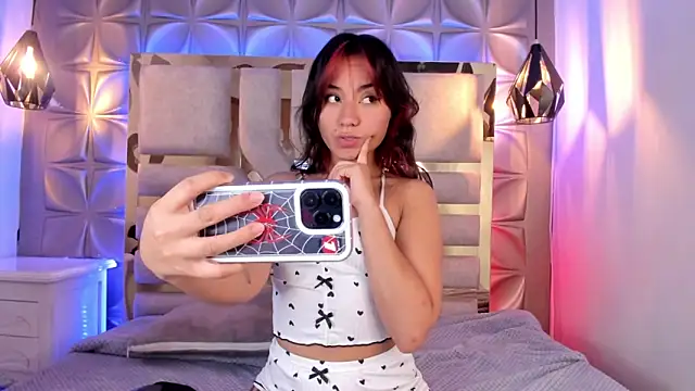 Snapshot of nahia_low chatting on February 13, 4:00 am nahia low online show from February 13, 4:00 am