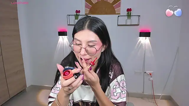 Snapshot of emily_villamil chatting on May 1, 4:00 pm emily villamil online show from May 1, 4:00 pm