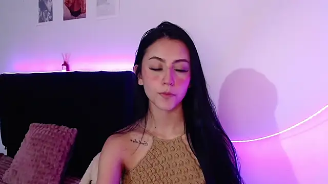 Coralinnee  online show from March 16, 3:47 am