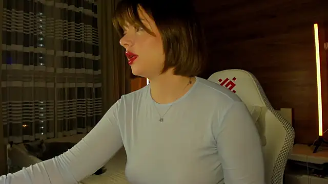 Snapshot of Elizabeth_Hottie_ chatting on May 18, 11:21 pm Elizabeth Hottie online show from May 18, 11:21 pm