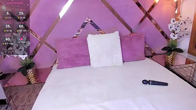 SHANONCLARK online show from February 24, 7:09 pm