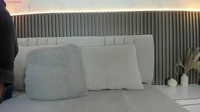 SHANONCLARK online show from November 18, 7:07 pm