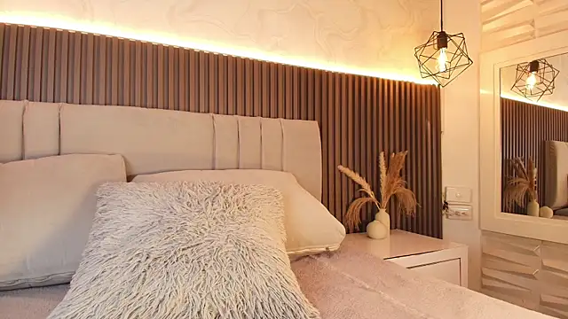 SHANONCLARK online show from December 19, 9:00 pm