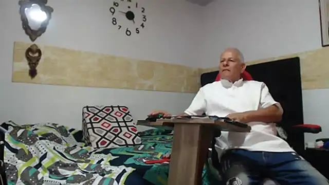Snapshot of VALENTINO1983_ chatting on July 5, 9:44 pm VALENTINO1983 online show from July 5, 9:44 pm