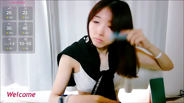 Snapshot of Love_me_Eri_ chatting on October 6, 12:19 am Love me Eri  online show from October 6, 12:19 am