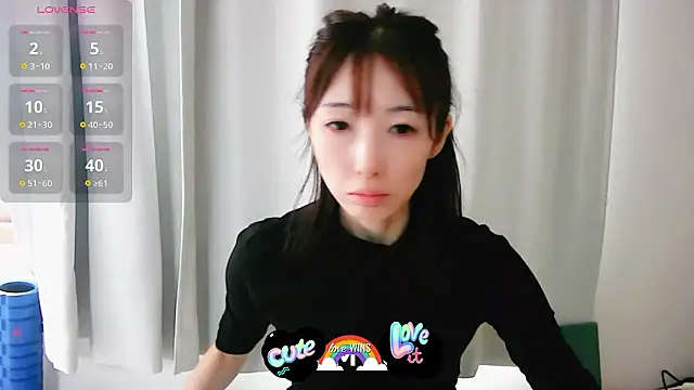 Snapshot of Love_me_Eri_ chatting on October 18, 4:04 am Love me Eri  online show from October 18, 4:04 am