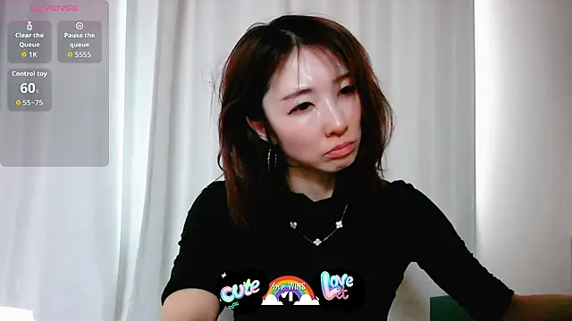 Snapshot of Love_me_Eri_ chatting on May 26, 7:04 am Love me Eri online show from May 26, 7:04 am