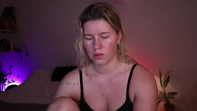 moonamii online show from November 13, 6:40 pm