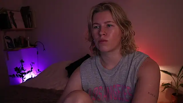 moonamii online show from December 18, 6:25 pm