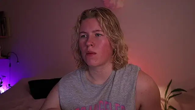 moonamii online show from December 19, 2:57 pm